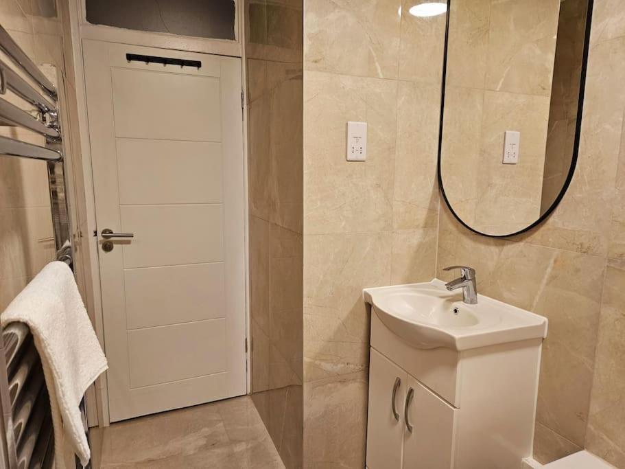 Wonderful Apartment In Wembley 런던 외부 사진