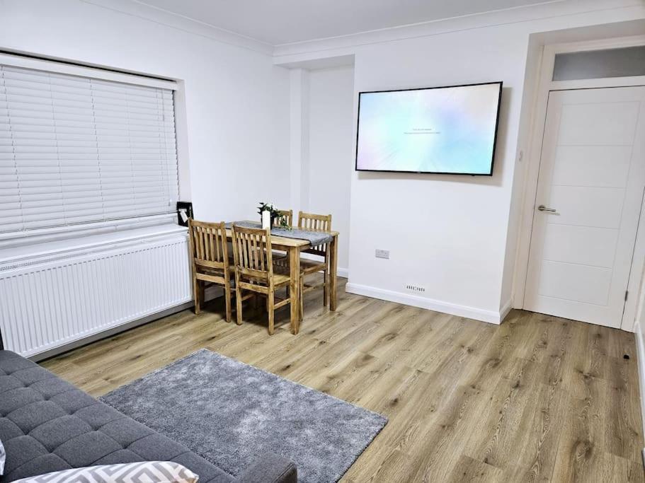 Wonderful Apartment In Wembley 런던 외부 사진