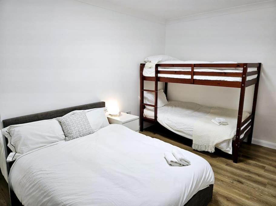 Wonderful Apartment In Wembley 런던 외부 사진
