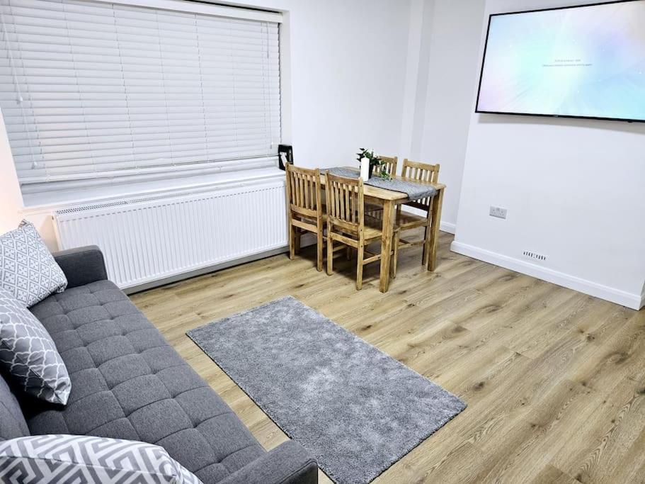 Wonderful Apartment In Wembley 런던 외부 사진