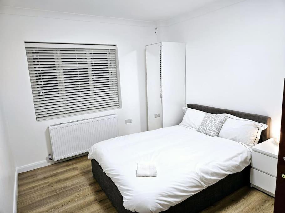 Wonderful Apartment In Wembley 런던 외부 사진