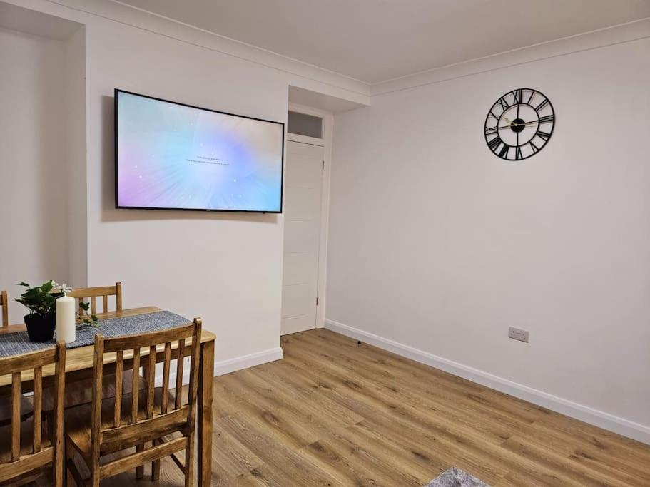 Wonderful Apartment In Wembley 런던 외부 사진