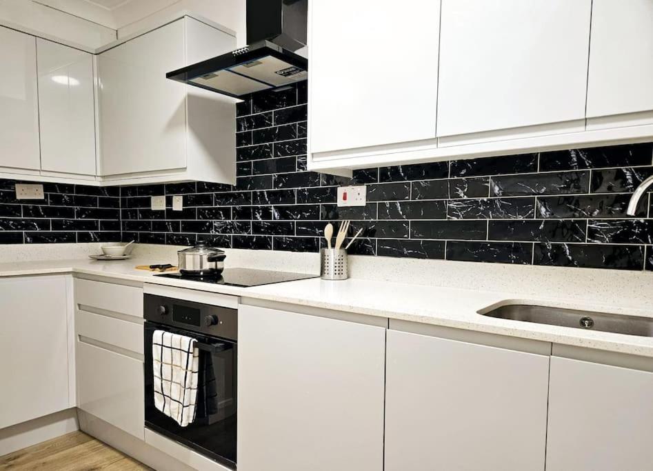 Wonderful Apartment In Wembley 런던 외부 사진