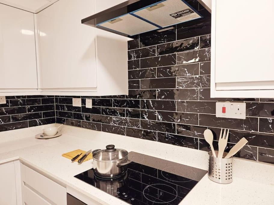 Wonderful Apartment In Wembley 런던 외부 사진